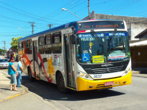 Dennis Rizzoli – Coletivo: Passengers wait to board a city bus in Mogis das Cruzes on the outskirts of São Paulo, Brazil (Dennis Rizzoli, Wikimedia Commons)