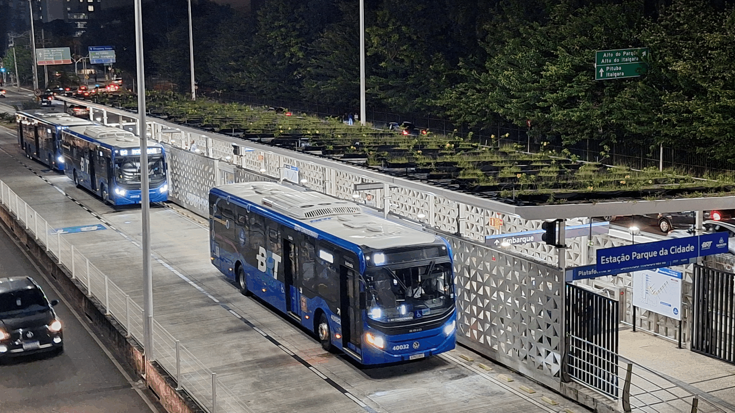 Em Medellín, na Colômbia, a via com o corredor de BRT recebeu plantio de árvores, palmeiras e vegetação de pequeno porte como parte do programa de Corredores Verdes. Foto: Danielle Hoppe (ITDP Brasil)