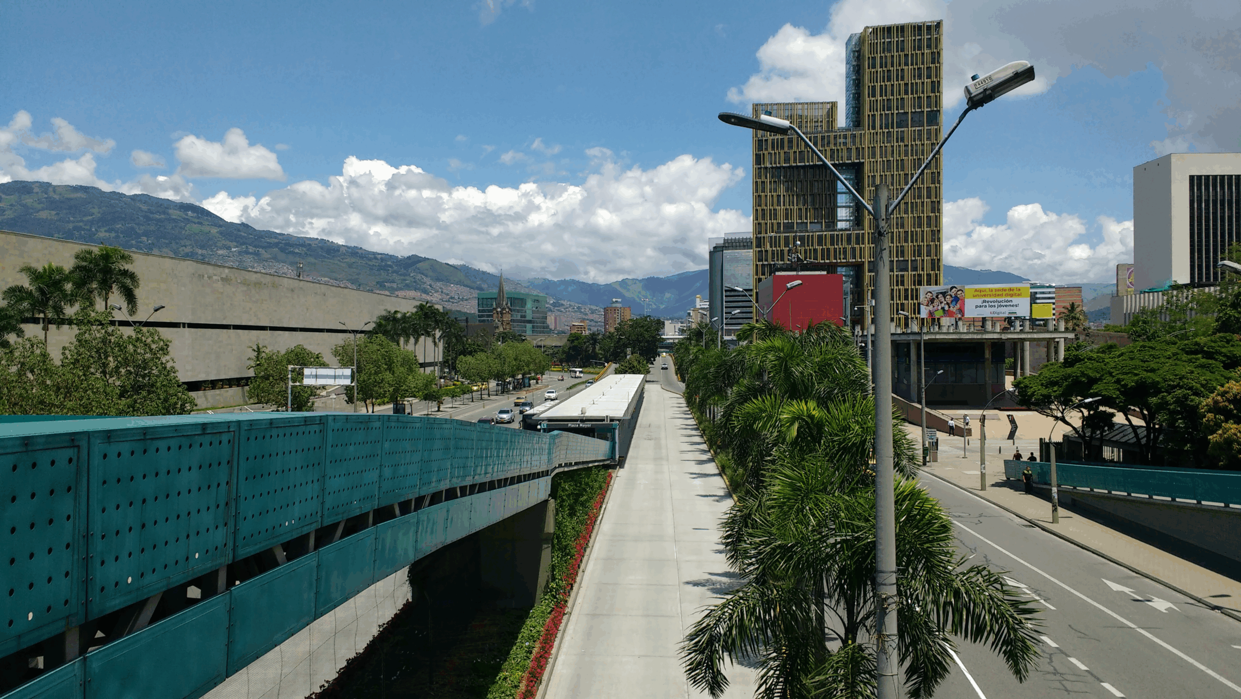 Em Medellín, na Colômbia, a via com o corredor de BRT recebeu plantio de árvores, palmeiras e vegetação de pequeno porte como parte do programa de Corredores Verdes. Foto: Danielle Hoppe (ITDP Brasil)