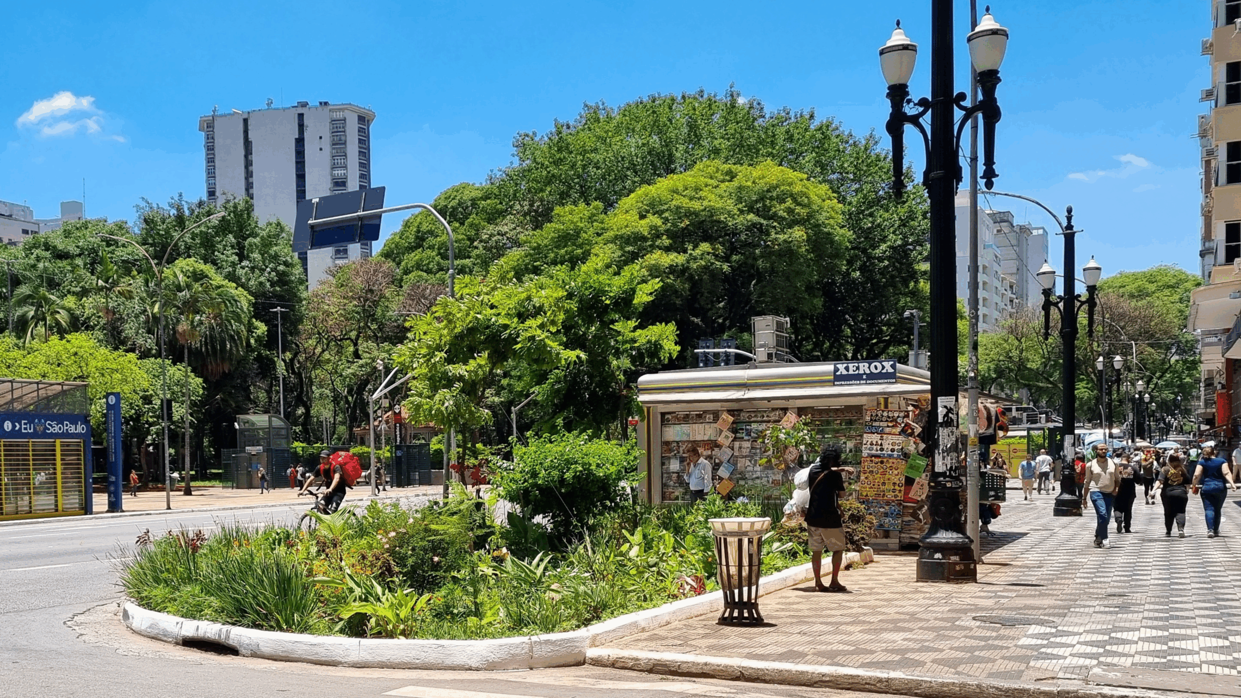 No centro de São Paulo, um jardim de chuva com aberturas para escoamento da água melhora a segurança da circulação de pedestres em áreas sujeitas a alagamentos. Foto: Danielle Hoppe (ITDP Brasil)